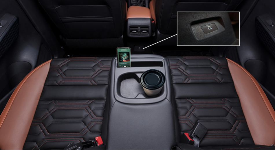 APOIO DE BRAÇO CENTRAL TRASEIRO COM SUPORTES PARA COPOS E TELEMÓVEIS-Vehicle Feature Image
